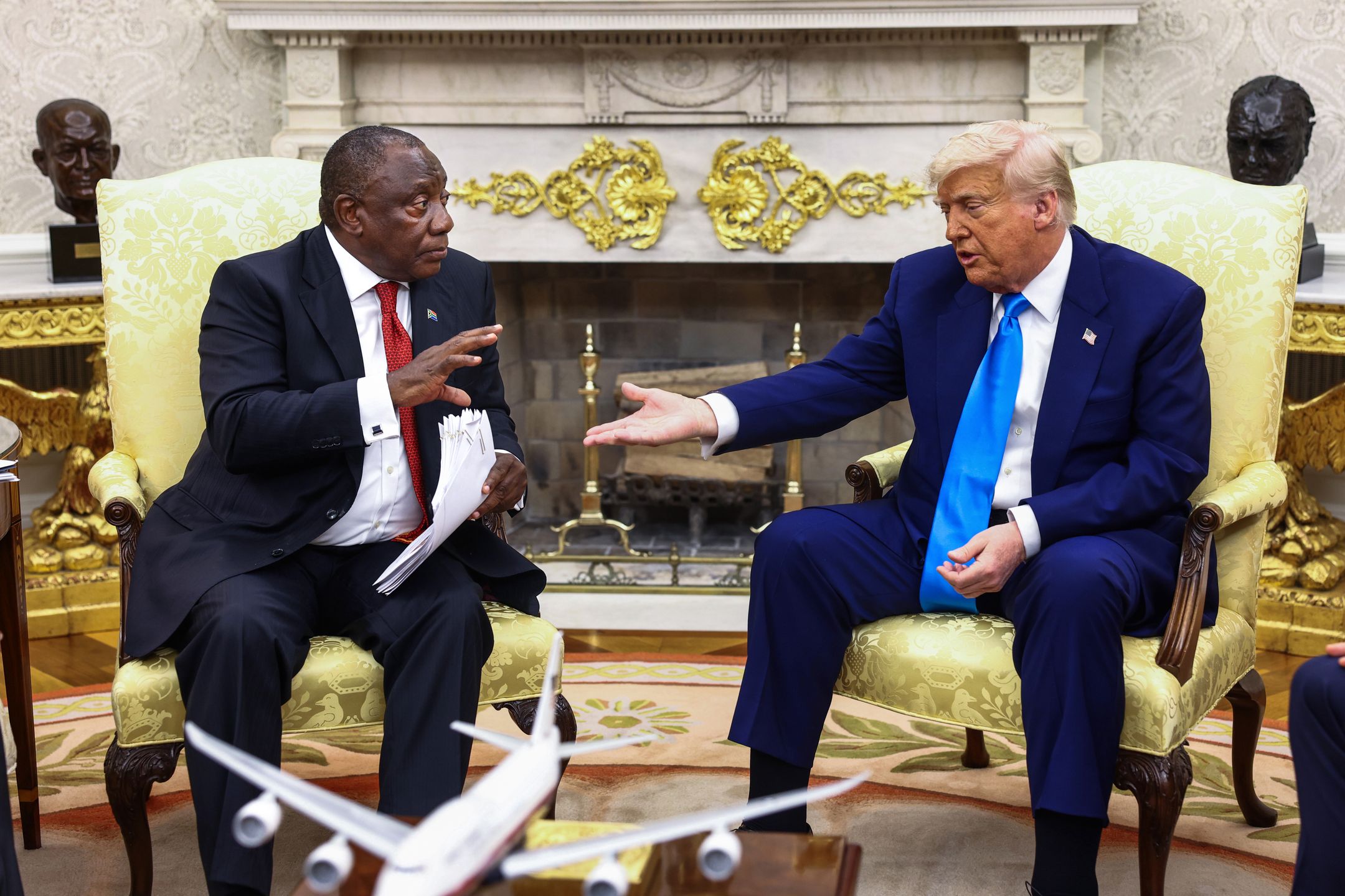 US President Donald Trump (R) meets with South Africa?s President Cyril Ramaphosa (L) in the Oval Office of the White House in Washington, DC, USA, 21 May 2025. Ramaphosa?s visit comes one week after Trump claimed there is an on-going genocide in South Africa and granted refugee status to 59 Afrikaners. EPA/JIM LO SCALZO / POOL Dostawca: PAP/EPA.