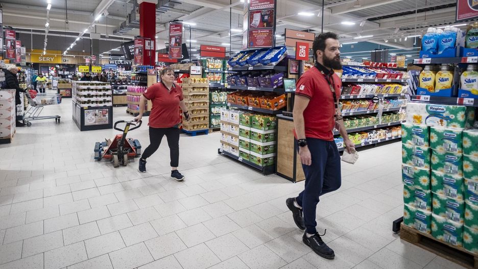 Mimo rosnących trudności z pozyskaniem pracowników, sieci handlowe nadal polegają na sile roboczej ze względu m.in. na wysokie koszty, złożoność i ograniczenia pełnej automatyzacji, fot. ilustracyjne, archiwum Polska Press