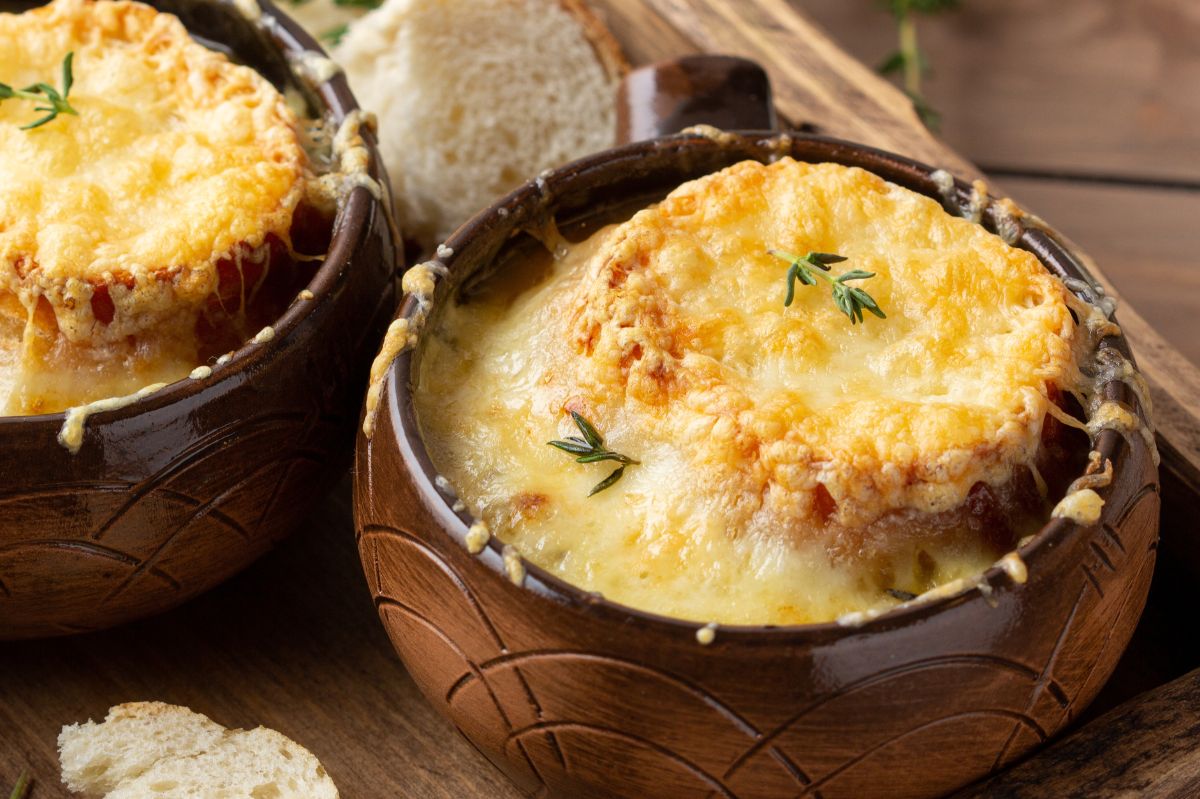 Discover French onion soup: from humble soup of the poor to gastronomic delight