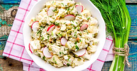 Kartoffelsalad, czyli kultowa niemiecka sałatka ziemniaczana. Jak ją zrobić i z czym podawać?
