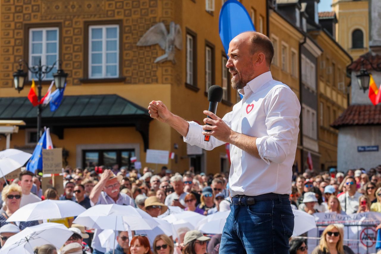 Borys Budka zaintonował w niedzielę na placu Zamkowym Mazurka Dąbrowskiego. 