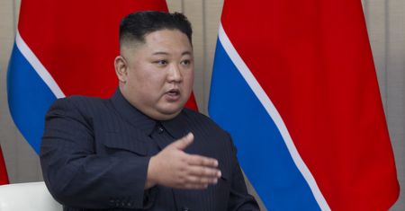 Kim Dzong Un zarządził pokaz siły. 12 tajemniczych obiektów nad miastem