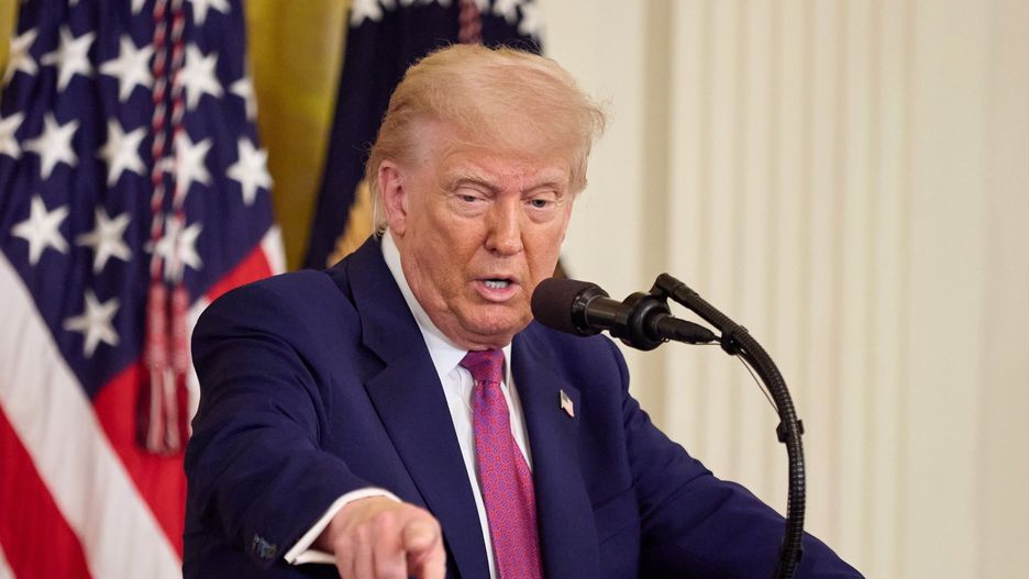 US President Donald Trump signs executive orders
epa12171972 US President Donald Trump speaks before signing resolutions that block California's rule phasing out gas-powered cars and ending the sale of new ones by 2035, in the East Room of the White House in Washington, DC, USA, 12 June 2025.  EPA/ALLISON DINNER 
Dostawca: PAP/EPA.
ALLISON DINNER
government, politics, podium, mic, flag, order