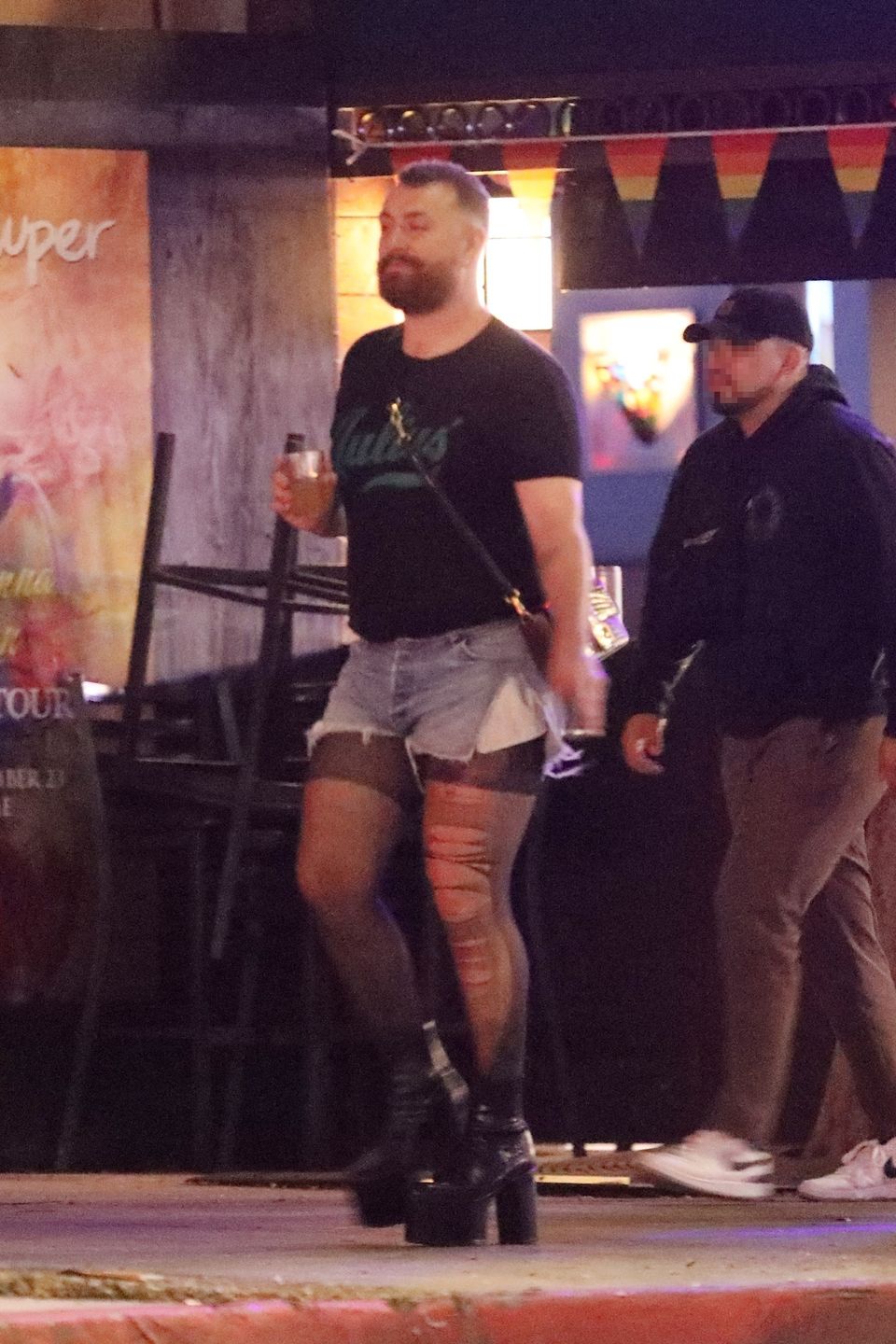 Sam Smith imprezuje w butach na ultrawysokiej platformie