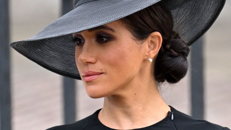 Samotna Meghan Markle przemierza słoneczną Kalifornię w jesiennym płaszczu. Uwagę zwraca ANTYSTRESOWY plaster (FOTO)