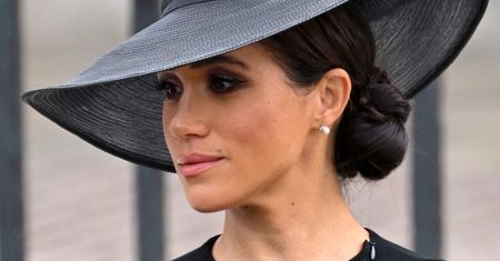 Samotna Meghan Markle przemierza słoneczną Kalifornię w jesiennym płaszczu. Uwagę zwraca ANTYSTRESOWY plaster (FOTO)