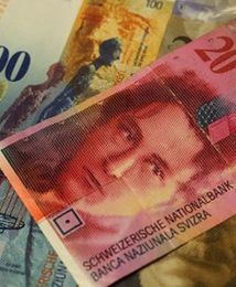 Więcej osób kupuje CHF w kantorach internetowych