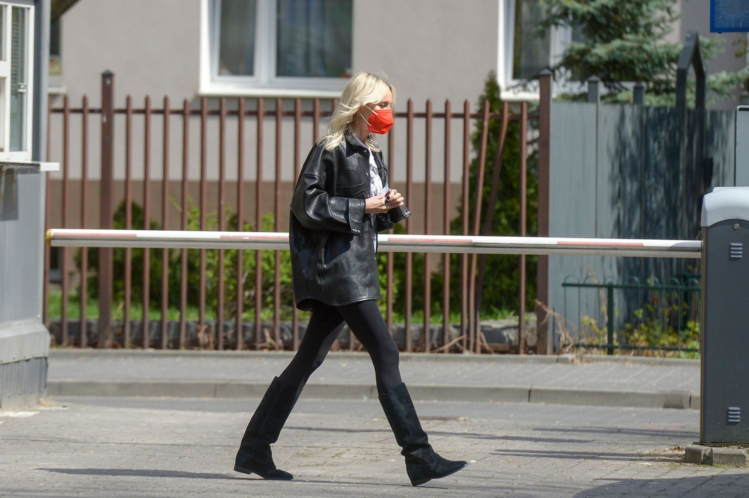 Agnieszka Woźniak-Starak w skórzanej koszuli