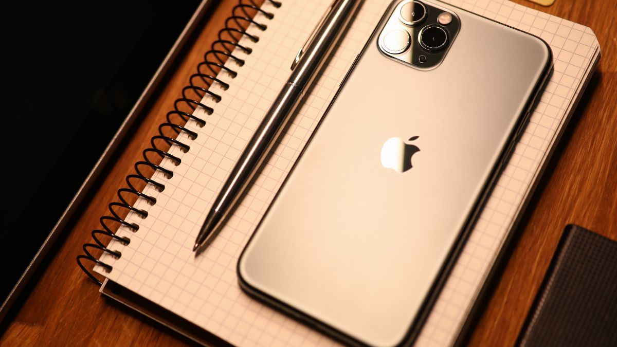 Jaką funkcję pełni przycisk w obudowie iPhone'a?