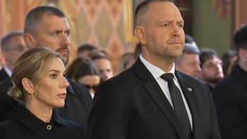 Para prezydencka na pogrzebie Łukasza Litewki. Karol Nawrocki rozmawiał z ojcem zmarłego posła [ZDJĘCIA]