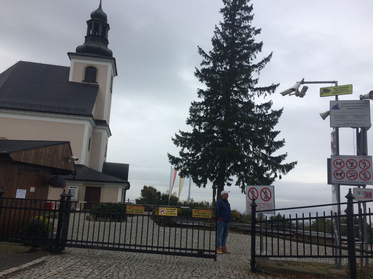 Międzygórze. Sanktuarium Marii Śnieżnej to miejsce odwiedzane przez tysiące turystów rocznie. Od kilku lat otoczone zostało metalową siatką, bezpieczeństwa strzegą liczne kamery, a znaki zakazów i nakazów, umocowane przy wejściu, wyznaczają sposoby zachowania się 