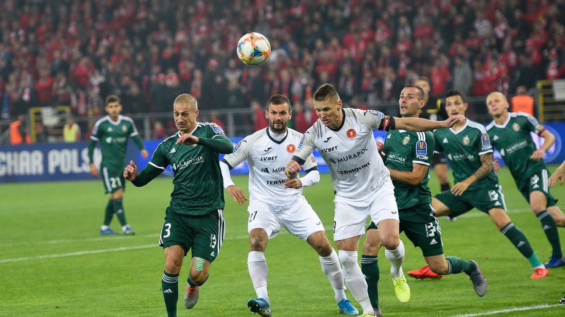 WP SportoweFakty / Paweł Piotrowski / Na zdjęciu: mecz Widzewa ze Śląskiem. Walka o piłkę