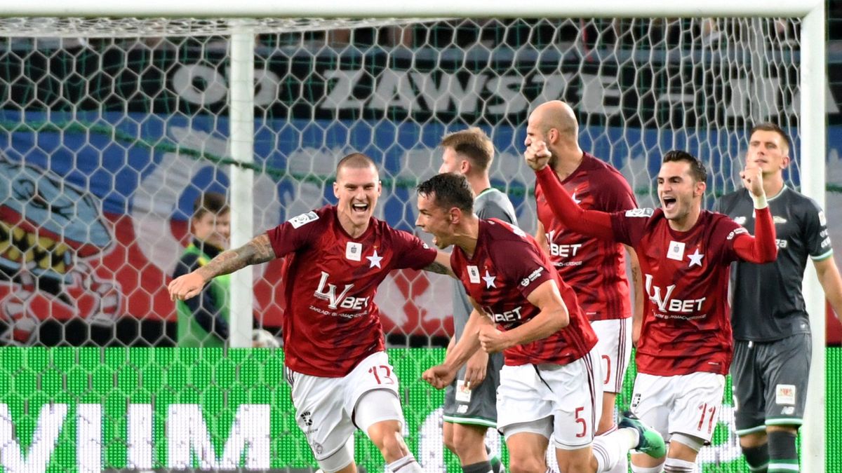 piłkarz Wisły Kraków Jakub Bartkowski (w środku) cieszy się z gola podczas meczu Ekstraklasy z Lechią Gdańsk