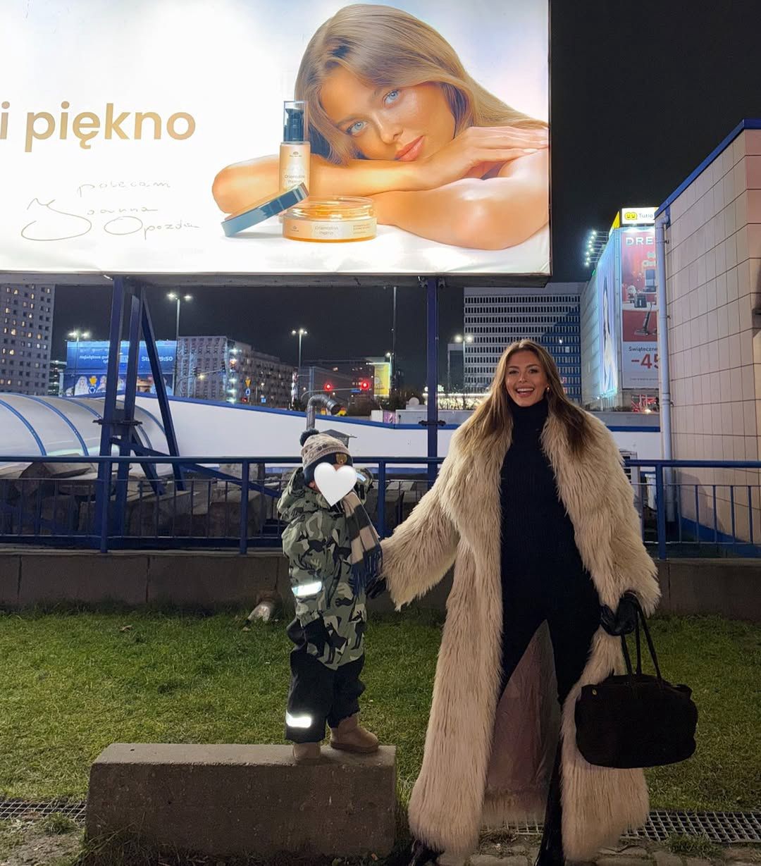 Joanna Opozda z synem na świątecznym jarmarku