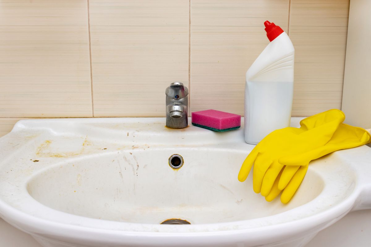 Jak usunąć osad z mydła i kamień? Dzięki tym tanim i łatwym sposobom utrzymasz łazienkę w czystości