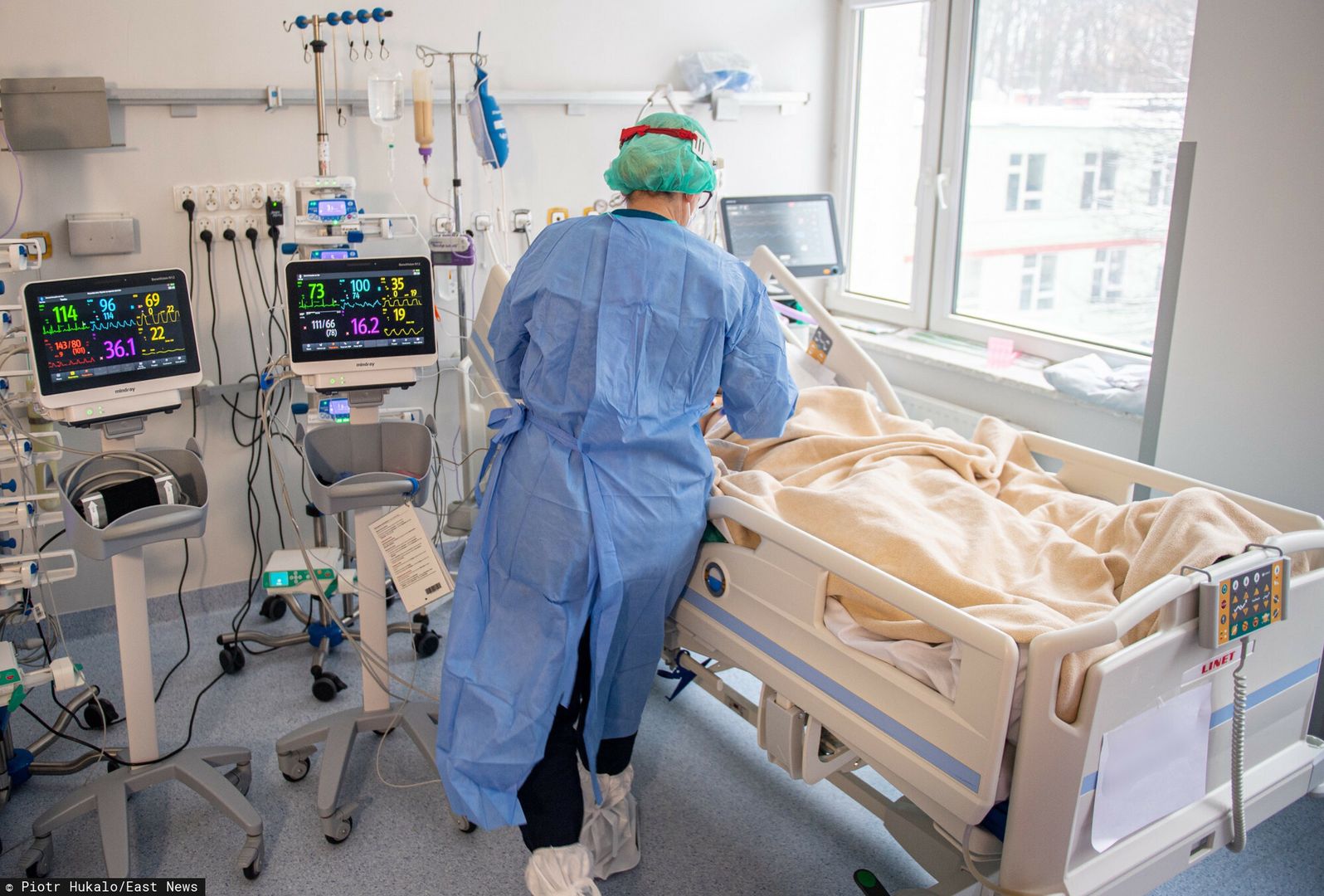 Szpital zaka?ny w Gda?sku podczas 4 falii pandemiiFot. Piotr Hukalo/East News Gdansk, 28.12.2021. Wizyta w Pomorskim Centrum Chorob Zakaznyvch i Gruzlicy w Gdansku podczas 4 fali pandemii koronawirusa.Piotr Hukalo