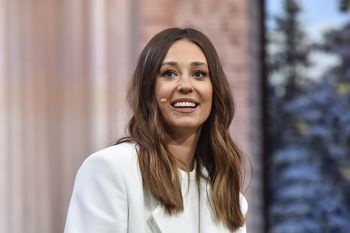 Jej płaszcz to hit na zimę. Tylko spójrzcie, co ma na głowie