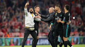 Kibice na boisku po meczu Bayern - Real
