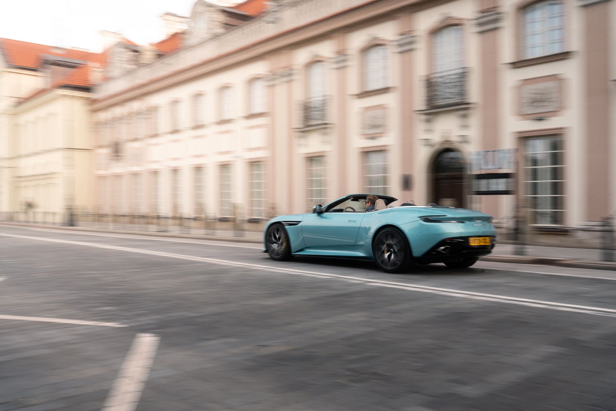 Aston Martin DB12 Volante