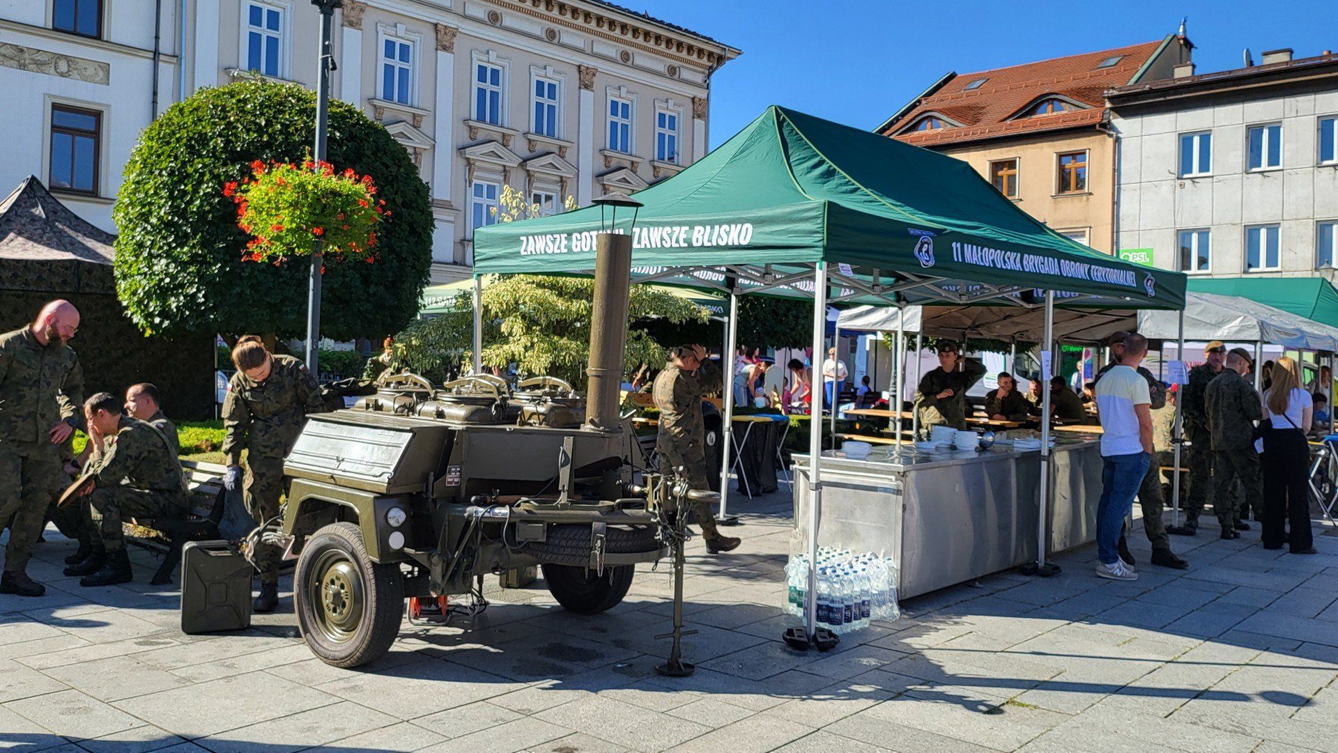 Wadowice, 20 września 2025. Na rynku stanęły pododdziały 11. Małopolskiej Brygady Obrony Terytorialnej im. gen. Leopolda Okulickiego. Kilkudziesięciu jej żołnierzy ukończyło właśnie szesnastodniowe szkolenie podstawowe i miało złożyć tradycyjną przysięgę. Towarzyszyło im 17 nowych żołnierzy z 13. Śląskiej Brygady Obrony Terytorialnej im. ppłk. Tadeusza Puszczyńskiego