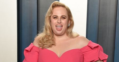 Rebel Wilson eksponuje odchudzoną sylwetkę, wyginając się w kostiumie kąpielowym na plaży (FOTO)
