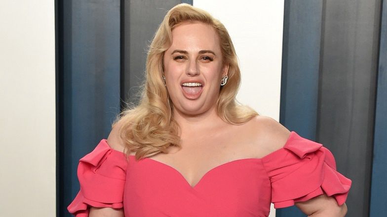 Rebel Wilson eksponuje odchudzoną sylwetkę, wyginając się w kostiumie kąpielowym na plaży (FOTO)