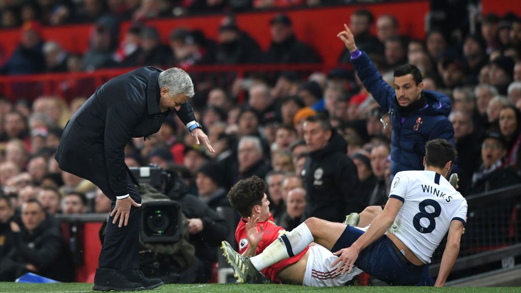 Jose Mourinho trzyma się za nogę po zderzeniu z Danielem Jamesem