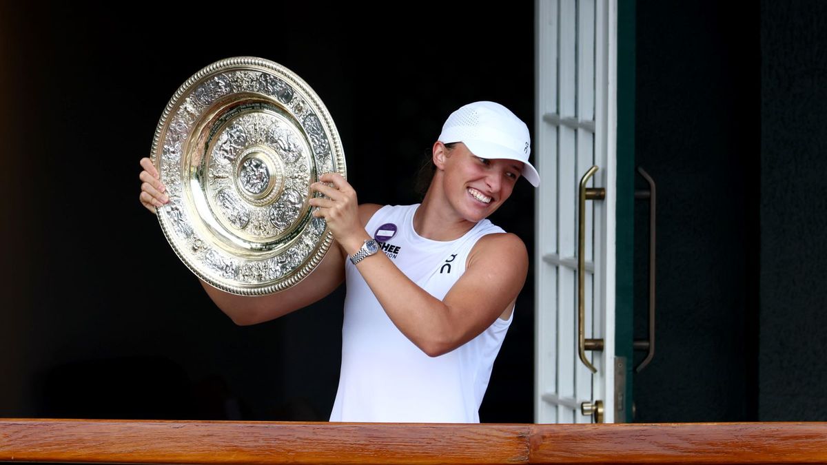 Getty Images / Dan Istitene / Na zdjęciu: Iga Świątek z trofeum za zwycięstwo w Wimbledonie