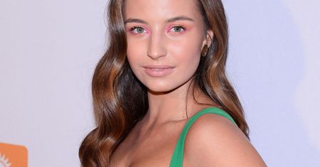 Julia Wieniawa cała na biało. Takie spodnie są hitem tego sezonu