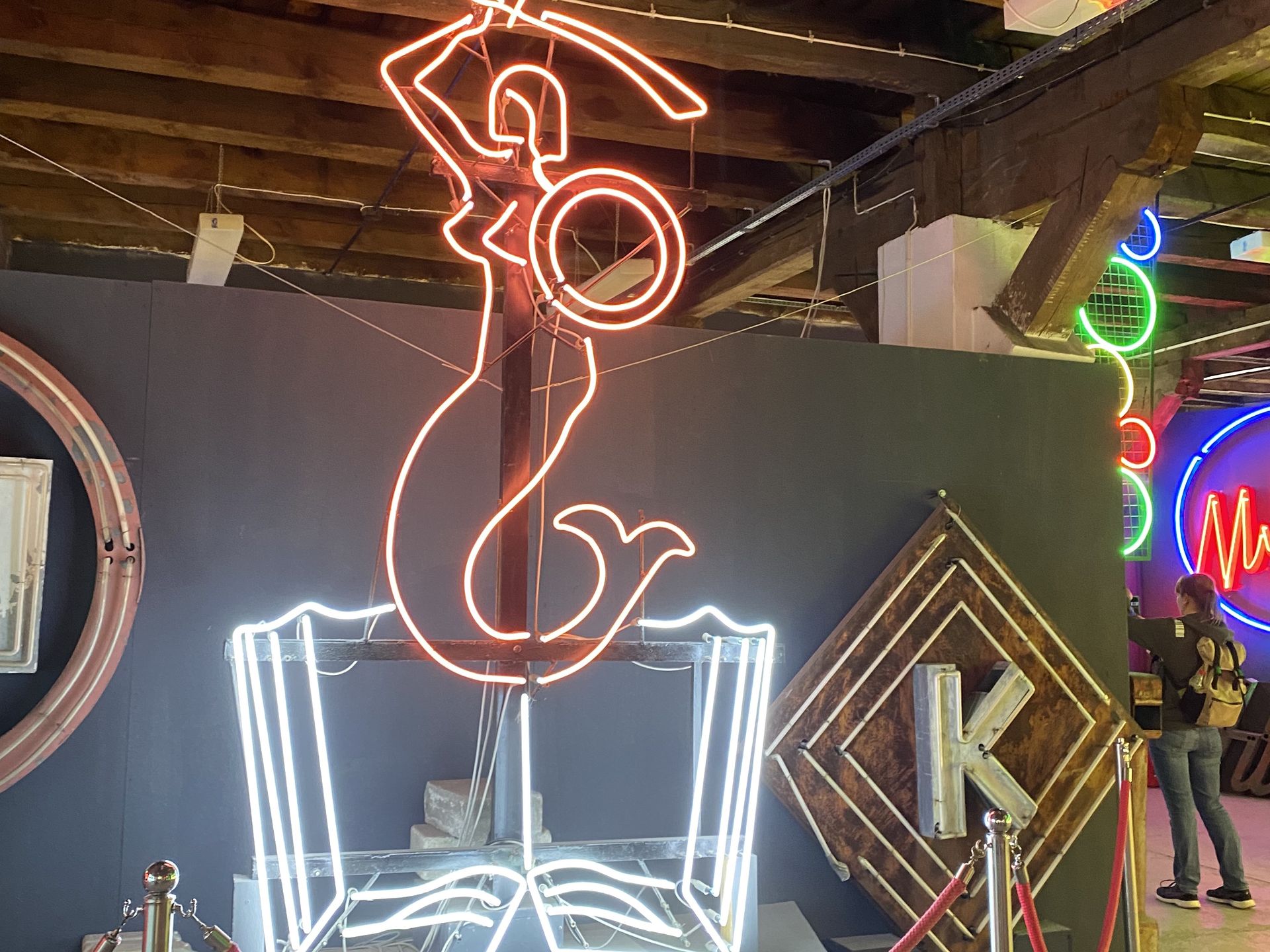 Neon z warszawskiej biblioteki publicznej