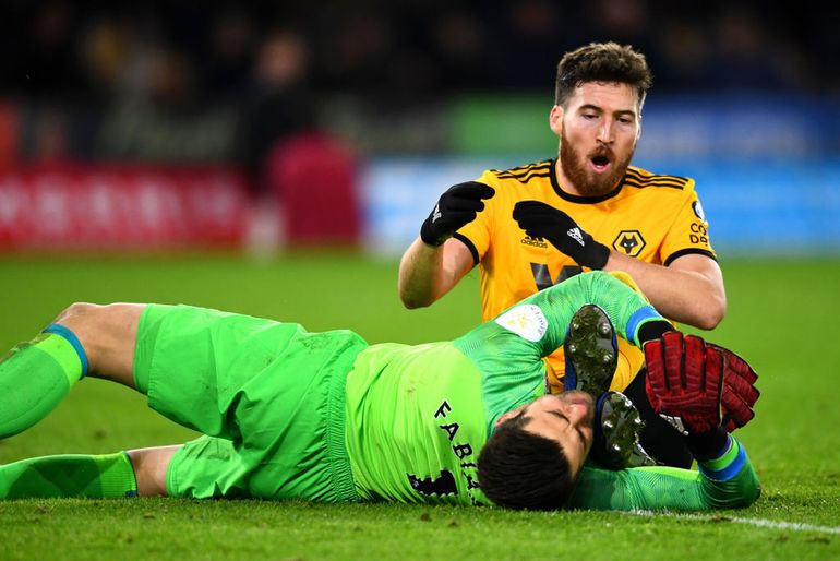 Na zdjęciu: Matt Doherty atakuje Łukasza Fabiańskiego (fot. Clive Mason / Getty Images)