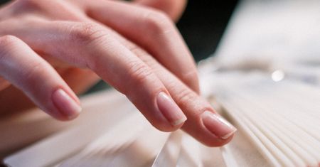 Prążki na paznokciach i białe plamki - o czym świadczą zmiany na płytce?