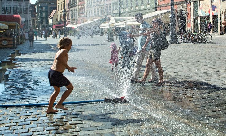 Skrócone lekcje, kurtyny wodne, beczkowozy z kranówką. Miasta walczą z upałami