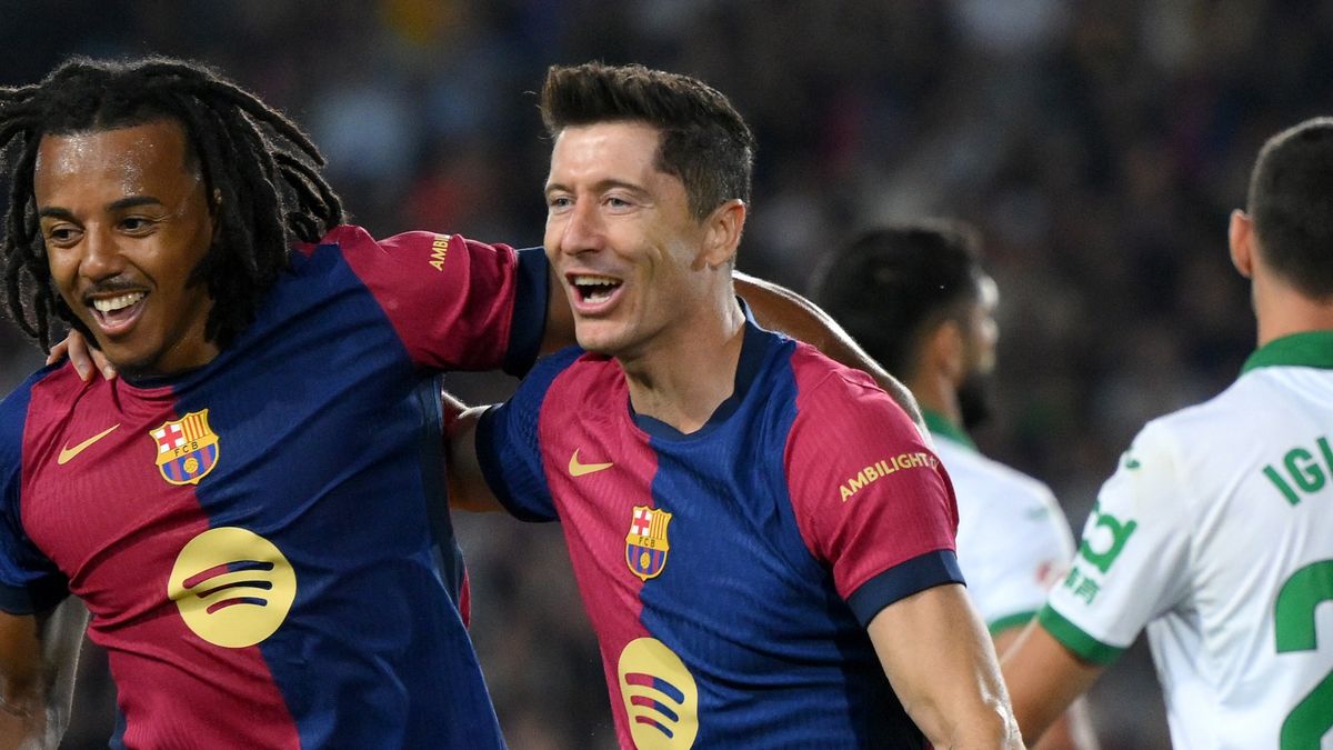 Getty Images / Robert Lewandowski i Jules Kounde w meczu z Getafe