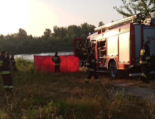 Wypadek pary wędkarzy. Ich auto miało samo zjechać do wody.