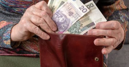 W marcu trzy przelewy z ZUS? Wiadomo, który senior je dostanie