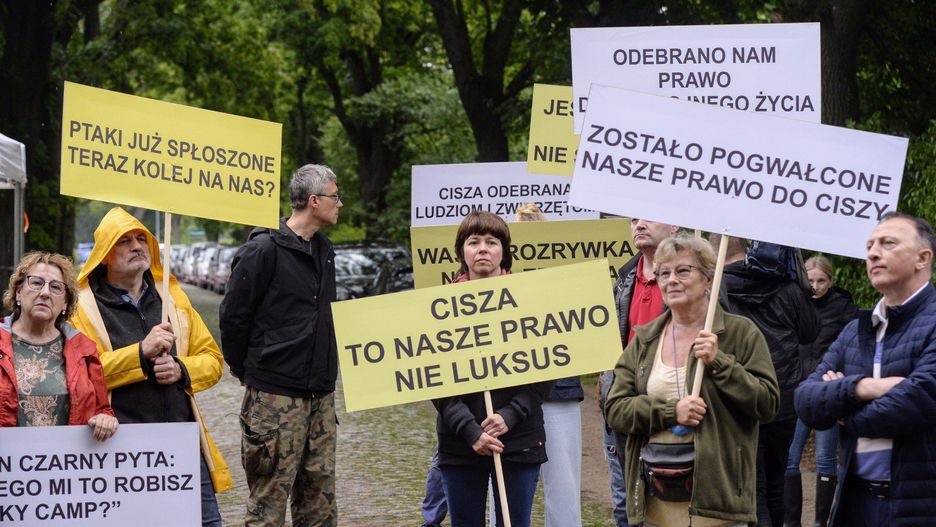 Protest ws. Sky Camp i skoków spadochronowych z lotniska w Bednarach