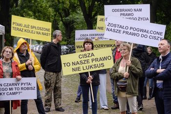 Protest ws. skoków spadochronowych pod Poznaniem. "Cisza to nasze prawo nie luksus"