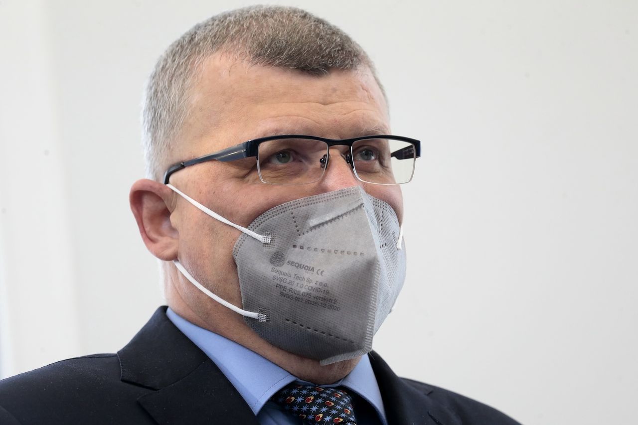 Luzowanie obostrzeń. Dr Grzesiowski o maseczkach: Nie ma na co czekać