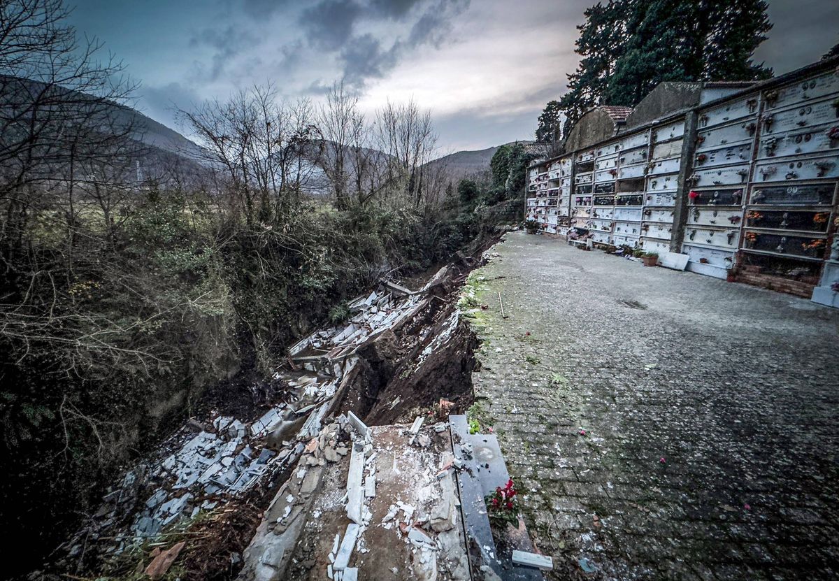Rwąca woda porwała fragment cmentarza we Włoszech