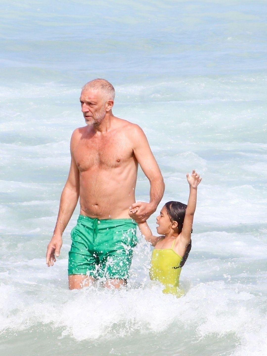 Vincent Cassel i mała Ipanema pluskają się w wodzie
