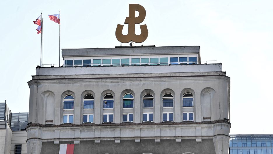 Warszawa, 30.07.2021. Gmach PAST-y przy ul. Zielnej w Śródmieściu w Warszawie, 30 bm. na którego fasadzie umieszczona jest płyta pomnikowa poświęcona pamięci batalionu �Kiliński�. Ten szesnastopiętrowy budynek 1 sierpnia 1944 roku zajęli żołnierze batalionu �Kiliński�. (aldg) PAP/Radek Pietruszka