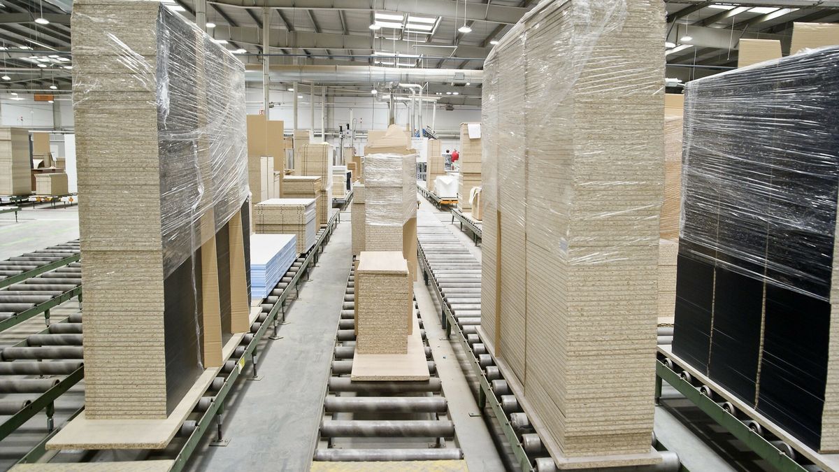 reporter_baza_2020-06
30.05.2020 Elblag . Zaklad produkcji mebli Meble Wojcik , beneficjent rzadowej tarczy antykryzysowej  N/z hala produkcyjna przy ul. Mazurska 45    Fot. Stanislaw Bielski/REPORTER
Stanislaw Bielski/REPORTER