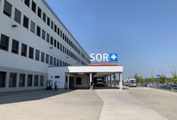 Zdenerwowany pacjent we Wrocławiu. Uszkodzone drzwi i zbite szyby na pożegnanie ze szpitalem