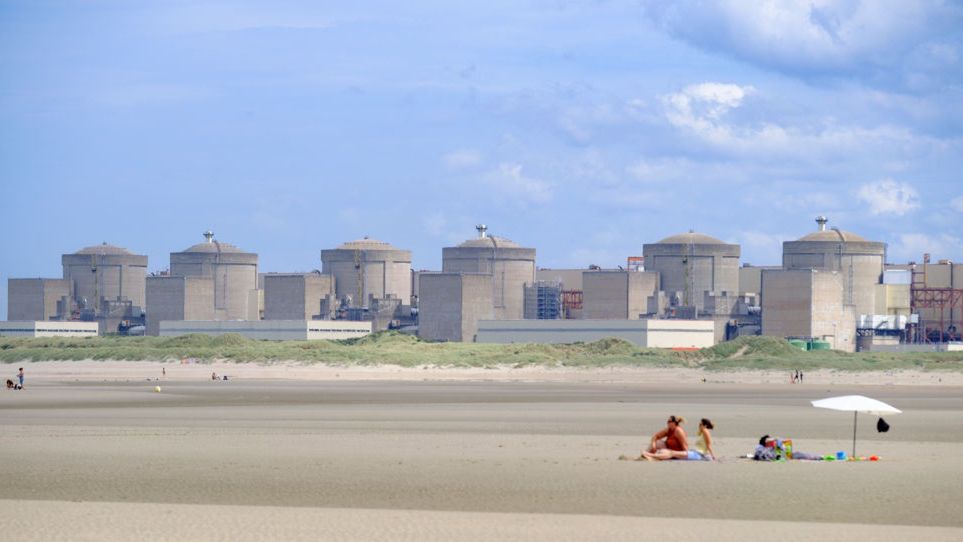 Na zdjęciu elektrownia jądrowa Gravelines we Francji, której operatorem jest EDF