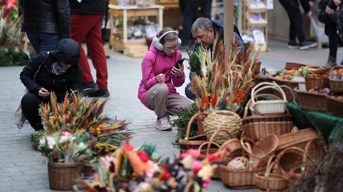 Kraków, 09.04.2022. Jarmark Wielkanocny na Rynku Głównym w Krakowie, 9 bm. Na kilkudziesięciu stoiskach można zakupić świąteczne ozdoby, żywność, a także biżuterię i naturalne kosmetyki. Jarmark powrócił po dwuletniej przerwie, spowodowanej pandemią koronawirusa. (mr) PAP/Łukasz Gągulski***Zdjęcie do depeszy PAP pt. Kraków/ Po dwuletniej przerwie na Rynek Główny powrócił jarmark wielkanocny***