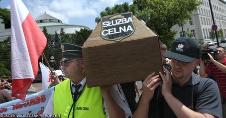 "Może całkowicie stanąć granica, porty, lotniska, odprawy towarowe". Celnicy o krok od strajku