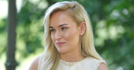 "Królowa pieczarek" w białych spodniach. Krój robi cuda z sylwetką