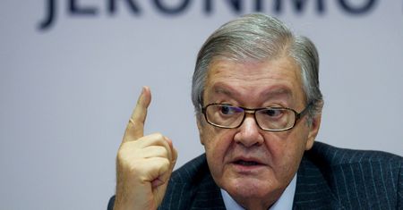 Właściciel Biedronki już nie taki bogaty