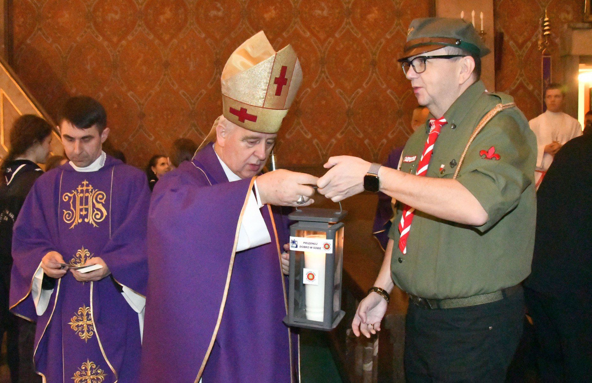 Wprowadzenie Betlejemskiego Światła Pokoju do parafii świętego Wojciecha w Kielcach